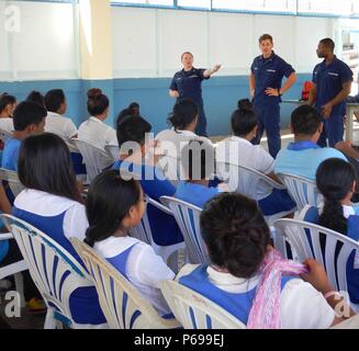 Mitglieder aus USCGC Sequoia (WLB 215) sprechen über die Berufschancen in der U.S. Coast Guard beim Besuchen der drei Schulen in Majuro, Republik der Marshall Inseln, 22. April 2016. Während Sequoia 30-tägigen Strafverfolgung und Fischerei Patrouille, die Besatzung nahm an bootfahrtsicherheit Workshops mit lokalen Boot Operatoren, Community Relations Projekte positive Beziehungen zwischen den USA und unsere Insel im Pazifik Partner zu fördern und die Bildungschancen für mögliche Karrierewege. (U.S. Coast Guard Foto mit freundlicher Genehmigung USCGC Sequoia/Freigegeben) Stockfoto