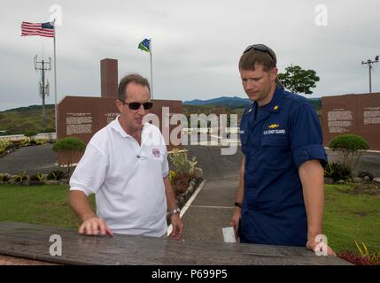 1605020-N-SU 278-197 HONIARA Guadalcanal (20. Mai 2016) - Royal New Zealand Air Force Sqdrn. Ldr. Ron Logan (links), und der U.S. Coast Guard Lt.Cmdr. Adam Disque, der Lenkwaffen-zerstörer USS Spruance (DDG111) Ansicht ein WWII U.S. Service Mitglied Denkmal auf Guadalcanal befestigt. Spruance, mit angehängten Küstenwache Bezirk 14 Strafverfolgung Distanz, nimmt derzeit an Ozeanien Maritime Security Initiative (omsi). Spruance, zusammen mit dem geführt - Flugzerstörer USS Momsen (DDG92) und USS Decatur (DDG73), und schiffte sich "Devil Fish" und "Warbirds" Abteilungen der Hubschrauber Mar Stockfoto