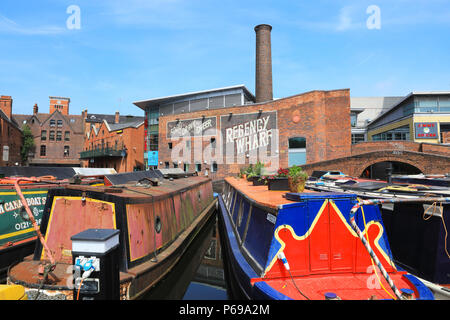 Die bunten Boote und Kähne an der Rückseite des Regency Wharf Entwicklung auf dem Gas Street Basin in Birmingham, in den West Midlands im Vereinigten Königreich Stockfoto