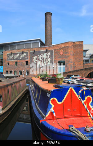 Die bunten Boote und Kähne an der Rückseite des Regency Wharf Entwicklung auf dem Gas Street Basin in Birmingham, in den West Midlands im Vereinigten Königreich Stockfoto