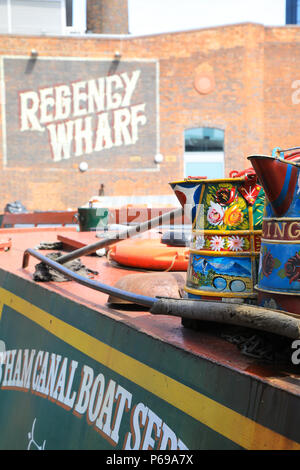 Die bunten Boote und Kähne an der Rückseite des Regency Wharf Entwicklung auf dem Gas Street Basin in Birmingham, in den West Midlands im Vereinigten Königreich Stockfoto