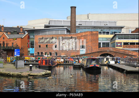 Die bunten Boote und Kähne an der Rückseite des Regency Wharf Entwicklung auf dem Gas Street Basin in Birmingham, in den West Midlands im Vereinigten Königreich Stockfoto