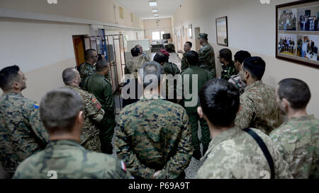 Teilnehmer aus 15 Partnerstaaten nehmen Sie teil an einer Führung durch die BiH Armee Combat Training Center in Manjača, Bosnien und Herzegowina, 25. Mai 2016. Die Teilnehmer nahmen an einem Workshop über Logistik, Kommunikation und sonstige Anforderungen für eine bevorstehende Regionale übung, die festgelegt wird, 17. Okt. bis 28, 2016 zu konzentrieren. REGEX 16 wird ein einzelner Dienst Übung sein, mit Schwerpunkt auf der Organisation und Durchführung einer regionalen Brigade level Übung in Übereinstimmung mit den NATO-Verfahren und Standards. Stockfoto