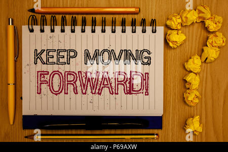 Text Zeichen zeigen Keep Moving Forward Motivationale nennen. Konzeptionelle foto Optimismus Fortschritte beharrlich Notizblock mit Outline text Kugelschreiber Bleistift woody Bewegen Stockfoto