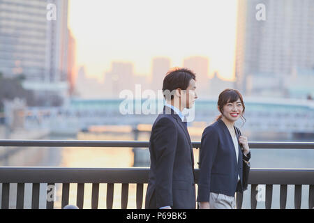 Japanisches Paar zu Fuß von der Arbeit nach Hause Stockfoto