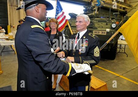 Oberst Kevin Admiral (links), 3.Kavallerie Regimentskommandeur, Gebote für die pensionierten Befehl Sgt Abschied. Maj. Harvey Reed während der Brave Gewehre Woche Garden Party Mai 18 in Fort Hood, Texas. (Foto von SPC. Erik Warren, 3d-Cavalry Regiment Public Affairs) Stockfoto