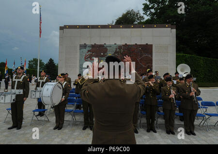 Mitglieder der Luxemburgischen Armee Band spielen Nationalhymne des Landes während des Memorial Day Zeremonie auf dem Luxemburger Friedhof und Denkmal in Luxemburg, 28. Mai 2016. Der Urlaub dient als eine Gelegenheit, inne zu halten und die Opfer, die von mehr als einer Million Soldaten, Matrosen, Flieger, Marinen und Küstenwache, die ihr Leben bei der Verteidigung der Freiheit gab erinnern. (U.S. Air Force Foto: Staff Sgt. Joe W. McFadden/Freigegeben) Stockfoto