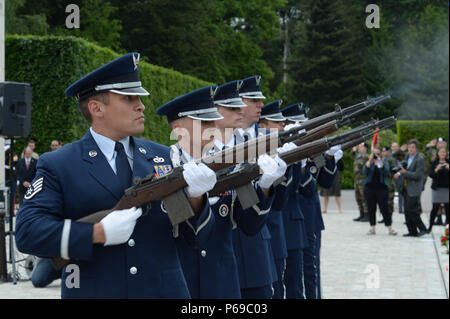 Ein US Air Force Ehrengarde Detail aus Spangdahlem Air Base, Deutschland, führt eine zeremonielle Volley als Teil des Memorial Day Zeremonie auf dem Luxemburger Friedhof und Denkmal in Luxemburg, 28. Mai 2016. An der Basisstation Flieger diente auch als zeremonielle Flug in Service Kleid, Hausmeister der Friedhof Luxemburg und US-Flaggen, und Begleitpersonal für Gäste Kränze zu legen. (U.S. Air Force Foto: Staff Sgt. Joe W. McFadden/Freigegeben) Stockfoto