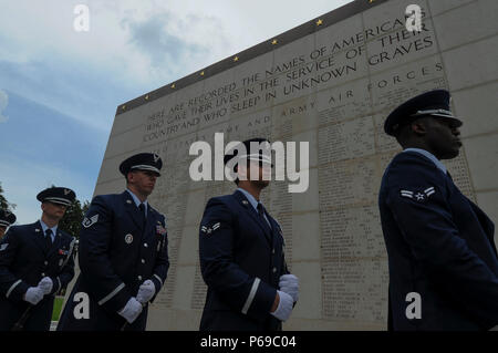 Ein US Air Force Ehrengarde Detail aus Spangdahlem Air Base, Deutschland, ist bereit, die aufgerufen werden soll, eine zeremonielle Volley als Teil des Memorial Day Zeremonie auf dem Luxemburger Friedhof und Denkmal in Luxemburg, 28. Mai 2016 durchführen zu können. Der Urlaub dient als eine Gelegenheit, inne zu halten und die Opfer, die von mehr als einer Million Soldaten, Matrosen, Flieger, Marinen und Küstenwache, die ihr Leben bei der Verteidigung der Freiheit gab erinnern. (U.S. Air Force Foto: Staff Sgt. Joe W. McFadden/Freigegeben) Stockfoto