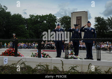 Us Air Force Generalleutnant Timothy Ray, 3 Air Force und 17 Expeditionary Air Force Commander, Mitte, begrüßt einen Kranz während des Memorial Day Zeremonie auf dem Luxemburger Friedhof und Denkmal in Luxemburg, 28. Mai 2016. Mehr als 200 Luxemburger und Amerikaner versammelten sich auf dem Friedhof auf die Opfer, die von gefallenen US-Abgeordneten zu reflektieren. (U.S. Air Force Foto: Staff Sgt. Joe W. McFadden/Freigegeben) Stockfoto