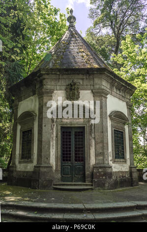 Braga, Portugal - 27. April 2018: Die kleine Kapelle am 'Bom Jesus do Monte' Heiligtum. Es gibt 17 von denen sagen, die Via Crucis Geschichte Stockfoto