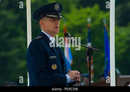 Us Air Force Generalleutnant Timothy Ray, 3 Air Force und 17 Expeditionary Air Force Commander, spricht während einer Memorial Day Zeremonie auf dem Luxemburger Friedhof und Denkmal in Luxemburg, 28. Mai 2016. Der Urlaub dient als eine Gelegenheit, inne zu halten und die Opfer, die von mehr als einer Million Soldaten, Matrosen, Flieger, Marinen und Küstenwache, die ihr Leben bei der Verteidigung der Freiheit gab erinnern. (U.S. Air Force Foto: Staff Sgt. Joe W. McFadden/Freigegeben) Stockfoto