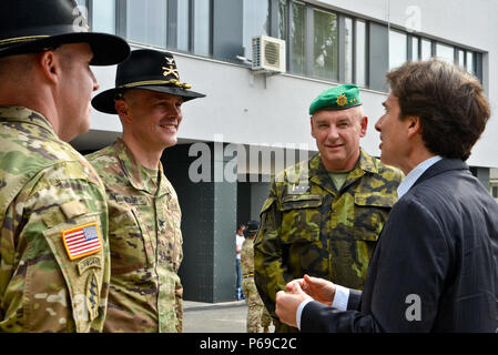 Lieutenant Colonel Deric Holbrook (links), 2.Kavallerie Regiments squadron Kommandeur, Oberst John Meyer (Zweiter von rechts), regimental Commander für 2. Cav. Reg., Oberst Josef Kopecky (Mitte), Kommandant der Armee Vyskov Installation und Botschafter der Vereinigten Staaten in der Tschechischen Republik Andrew Shapiro (links), unterhalten sich in Vyskov, Tschechische Republik, 28. Mai. Soldaten, die zweite Etappe ihrer taktischen Straße März in Stryker Kampffahrzeuge von Rose Barracks, Deutschland Tapa Truppenübungsplatz, Estland. Auf ihrer Reise rund 1.400 Soldaten, 400 Fahrzeuge, werden über 2.200 kilomet Stockfoto