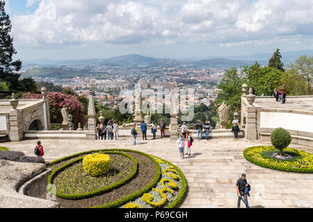 Braga, Portugal - 27. April 2018: Hohe Betrachtungswinkel der Stadt Braga von der Oberseite der 'Bom Jesus do Monte' Heiligtum Stockfoto