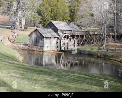 Die historische Mabry Mill am Blue Ridge Parkway in Virginia, eine malerische Mühle aus dem Jahr 1903, die Edwin Boston Mabry in den Appalachen gebaut hat. Stockfoto