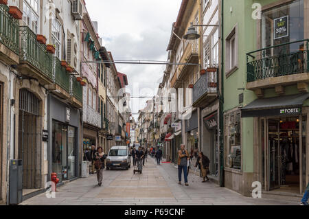 Braga, Portugal - 27. April 2018: "Rua de Souto' Downtown in der Stadt, eine Straße mit vielen Geschäften Stockfoto