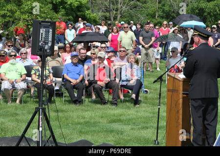 FORT SHERIDAN, Illinois - eine Masse von Hunderten von Familienmitgliedern, Freunden, und im Ruhestand service Mitglieder versammelt gefallen Veterane am Memorial Day Zeremonie zu Ehren. Jack C. Kawkami und James H. Sullivan Jr. sitzen in der vorderen Reihe, wie sie für die pensionierten Generalmajor William D. Razz Waff hören eine Rede. Stockfoto