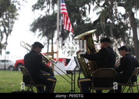 Die 3rd Infantry Division Band tritt während einer Gedenkfeier im Vietnam war Monument, Emmet Park, Savannah, Georgia, am 29. Mai auf. 2016. die Zeremonie, die von Vietnam Veterans of America veranstaltet wird, ehrt Mitglieder des US-Dienstes, die in Aktion getötet wurden, hebt militärische Tradition, zeremonielle Musik, Erinnerung, Disziplin, und die Einhaltung nationaler Gedenkfeiern für gefallene Veteranen. Stockfoto