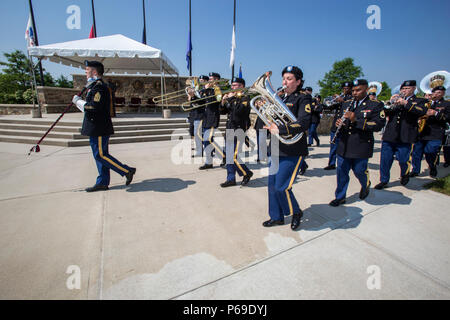 Mitglieder der 63 Army Band, New Jersey Army National Guard, New Jersey Leutnant. Kim Guadagno und Brig. Gen. Michael L. Cunniff, der Adjutant General von New Jersey und die New Jersey National Guard Führung zusammen mit mehr als Gefallen service Mitglieder ein Dutzend Veteranen" Organisationen zu Ehren von New Jersey während der jährlichen State Memorial Day Zeremonie an der Brigadier General William C. Doyle Veterans Memorial Friedhof, Wrightstown, N.J., 28. Mai 2016. Die Zeremonie endete mit der Präsentation der Gedenkstätte Kränze von Vertretern der Veteran Service Organisationen. Der Friedhof, dedizierten i Stockfoto