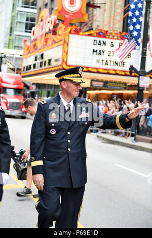 United States Army Reserve Brig. Gen. Frederick R. Maiocco jr., Kommandierender General, 85. Unterstützt den Befehl, Wellen, die auf die Masse während des Chicago Memorial Day Parade, 28. Mai 2016. Die Parade begann an der berühmten Chicago Theater auf Staat und See Straßen und weiter auf der State Street mit Tausenden in Anwesenheit. (U.S. Armee Foto von Sgt. Aaron Berogan/Freigegeben) Stockfoto