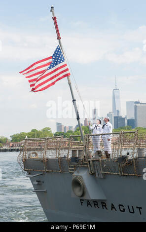 160531 - N - WIR 887-003 NEW YORK (31. Mai 2016) Matrosen an Bord der USS Farragut (DDG99) senken Sie die nationalen Ensign, wie das Schiff fährt das Brooklyn Cruise Terminal nach einer Woche in Port für 2016 Fleet Week New York (FWNY), 31. Mai stationiert. Mehr als 4.500 Segler, Marinesoldaten und Küstenwache auf die Stadt für die einwöchige Veranstaltung herabkam. FWNY, der nun in seinem 28. Jahr, ist die Stadt der Zeit - Feier des Meeres Leistungen geehrt. Es ist eine einmalige Chance für die Bürger von New York und die umliegenden Tri-state-Area zu treffen Seemänner, Marinesoldaten und Küstenwache sowie Zeugnis firsthan Stockfoto