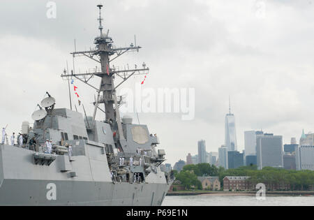 In den USA stationierten Matrosen an Bord der USS Bainbridge (DDG96) Ein letzter Blick auf die Skyline von New York, als das Schiff das Brooklyn Cruise Terminal nach einer Woche in Port für 2016 Fleet Week New York (FWNY), 31. Mai 2016 fährt. Mehr als 4.500 Segler, Marinesoldaten und Küstenwache auf die Stadt für die einwöchige Veranstaltung herabkam. FWNY, der nun in seinem 28. Jahr, ist die Stadt der Zeit - Feier des Meeres Leistungen geehrt. (U.S. Marine Foto von Mass Communication Specialist 1. Klasse Gina K Danals) Stockfoto