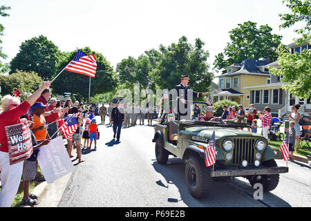 Armee finden Brig. Gen. Frederick R. Maiocco jr., Kommandierender General, 85. Unterstützt den Befehl, Wellen, die aus dem Zweiten Weltkrieg Jeep während der Arlington Heights Memorial Day Parade, 30. Mai 2016. (US Army Foto von Sgt. Aaron Berogan/Freigegeben) Stockfoto
