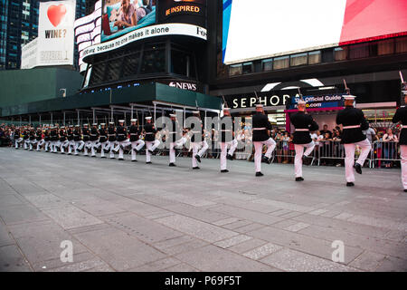 Die Stille Bohren Platoon führt am Times Square als Teil der Flotte Woche in New York, 28. Mai 2016. Us-Marines, Matrosen und Küstenwache sind in New York mit der Öffentlichkeit zu kommunizieren, sich Fähigkeiten demonstrieren und die Leute von New York über America's Meer Dienstleistungen unterrichten. (U.S. Marine Corps Foto von Lance Cpl. Warren Smith). Stockfoto