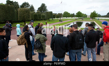 Marines aus der Zentrale und Service Bataillon, Sitz Marine Corps, Henderson Hall hören zu einer Tour Guide in der Normandie amerikanische Soldatenfriedhof in Colleville-sur-Mer, Frankreich, 25. Mai 2016. Mehr als 70 Marines Frankreich für eine professionelle militärische Ausbildung Reise über militärische Geschichte lernen gereist. (U.S. Marine Corps Foto von Sgt. Melissa Karnath/Freigegeben) Stockfoto