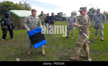 Staff Sgt. James Deiche (links) und Sgt. Logan Hants (Ausbilder), sowohl militärische Polizei mit 1165Th Military Police Company; Sgt. Randi Biggs, der Militärpolizei mit 231St Military Police Battalion; SPC. Ethan Gates (DEMONSTRATOR) und SPC. Landon Glover (Demonstrator), 1165Th Military Police Company, Alabama Army National Guard zugeordnet, beauftragt Baton einzigen Streik und Baton riot control Taktiken der rumänischen Militär Polizei Soldaten in Cincu Training Strecke, Rumänien am 10. Mai 2016. (U.S. Armee Foto vom Kapitän Ryan E. Schwarz, 877Th Engineer Battalion, Alabama National Guard) Stockfoto