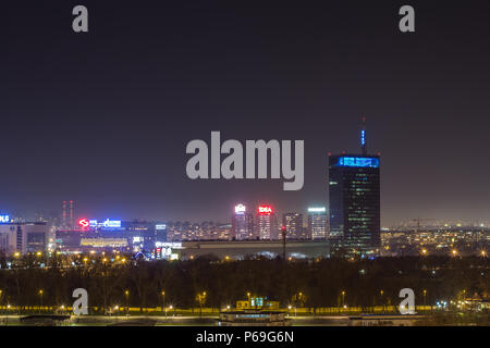 Belgrad, SERBIEN - MÄRZ 21, 2015: Skyline von Neu Belgrad (Novi Beograd) bei Nacht von der Festung Kalemegdan gesehen. Die wichtigsten Sehenswürdigkeiten von der Distri Stockfoto