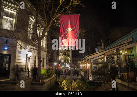 Belgrad, Serbien - Februar 14, 2015: Skadarlija Straße (auch bekannt als Skadarska) bei Nacht mit seinen typischen Kopfsteinpflaster Cafes und Restaurants Stockfoto