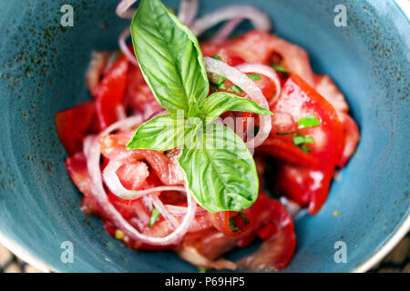 Foto von einem Makro Tomatensalat in einem blauen Platte Stockfoto