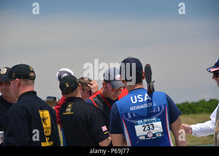 TILLAR, Arche - Sgt. 1. Klasse Josh Richmond, U.S. Army Treffsicherheit, akzeptiert Herzlichen Glückwunsch nach dem Gewinn der letzten Double trap Sitz auf der US-amerikanischen Olympischen schießende Mannschaft während der 2016 Shotgun olympischen Versuche Teil II Mai 19, 2016. Richmond auch in der Olympischen Spiele 2012 in London, England konkurrierten. Stockfoto