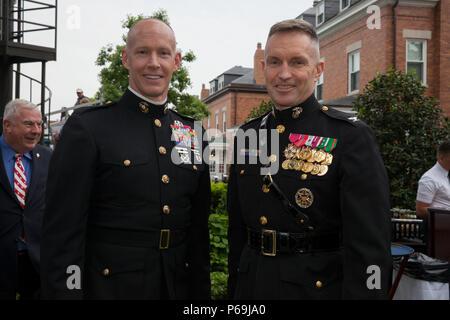 Us Marine Corps Brig. Gen. James Glynn, kommandierender Offizier der Marine Corps Kommunikation, posiert für ein Foto mit einem Marine bei einem Empfang vor einem Abend Parade am Haus des Kommandanten, Washington, D.C., 20. Mai 2016. Am Abend parade Sommer Tradition begann im Jahre 1934 und verfügt über die Stille Bohren Platoon, die US-Marine Band, das US Marine Drum and Bugle Corps und zwei Marching unternehmen. Mehr als 3.500 Gäste nehmen an der Parade jede Woche. (U.S. Marine Corps Foto von Lance Cpl. Hailey D. Stuart/Freigegeben) Stockfoto