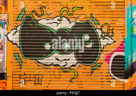 London Waterloo Leake Street Graffiti Buchstaben Hund auf Wolke auf orange Rollladen Stockfoto