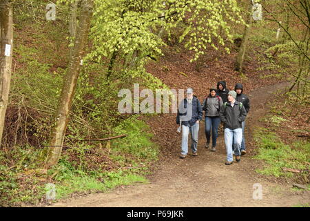 2016 Junior Soldaten Personal Ride' Anpassungsfähig Leaders' Weltkrieg Siegfriend Line Kampagne Hurtgen Forest in der Eifel in der Nähe von Aachen, Deutschland gehostet von CSM Sheryl D. in Lyon. Mitarbeiter Fahrten sind Leader training Veranstaltungen, die die Einstellung eines historischen Kampagne oder Kampf als Grundlage für die berufliche Entwicklung nutzen. Command Sgt. Major (CSM) Sheryl D. Lyon ist U.S. Army Europe Command Sgt. Major. CSM Lyon Gastgeber der Junior Soldaten Personal Fahrt mit ausgewählten Soldaten und Soldaten Mentoren in der Nähe von Aachen, Deutschland auf den Spuren von Unternehmen C 16 Infanterie, 18 Infanterie, 26. Stockfoto