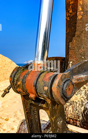 Detail der rostigen und schmutziges Öl Zahnrad von einem Bulldozer am Strand Stockfoto