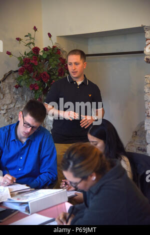 2016 Junior Soldaten Personal Ride' Anpassungsfähig Leaders' Weltkrieg Siegfriend Line Kampagne Hurtgen Forest in der Eifel in der Nähe von Aachen, Deutschland gehostet von CSM Sheryl D. in Lyon. Mitarbeiter Fahrten sind Leader training Veranstaltungen, die die Einstellung eines historischen Kampagne oder Kampf als Grundlage für die berufliche Entwicklung nutzen. Command Sgt. Major (CSM) Sheryl D. Lyon ist U.S. Army Europe Command Sgt. Major. CSM Lyon Gastgeber der Junior Soldaten Personal Fahrt mit ausgewählten Soldaten und Soldaten Mentoren in der Nähe von Aachen, Deutschland auf den Spuren von Unternehmen C 16 Infanterie, 18 Infanterie, 26. Stockfoto