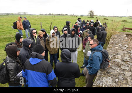 2016 Junior Soldaten Personal Ride' Anpassungsfähig Leaders' Weltkrieg Siegfriend Line Kampagne Hurtgen Forest in der Eifel in der Nähe von Aachen, Deutschland gehostet von CSM Sheryl D. in Lyon. Mitarbeiter Fahrten sind Leader training Veranstaltungen, die die Einstellung eines historischen Kampagne oder Kampf als Grundlage für die berufliche Entwicklung nutzen. Command Sgt. Major (CSM) Sheryl D. Lyon ist U.S. Army Europe Command Sgt. Major. CSM Lyon Gastgeber der Junior Soldaten Personal Fahrt mit ausgewählten Soldaten und Soldaten Mentoren in der Nähe von Aachen, Deutschland auf den Spuren von Unternehmen C 16 Infanterie, 18 Infanterie, 26. Stockfoto