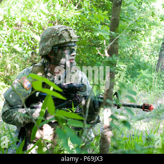 Spc. Jessica McCoin von Slaughterville, Oklahoma, ein Mitglied der 1 Flugplatz Operations Battalion, 245Th Aviation Regiment, 90th Truppe den Befehl, Oklahoma Army National Guard bietet Sicherheit bei der pre-Mobilisierung Training im Camp Gruber, Oklahoma. (Oklahoma Army National Guard Foto von SPC. Billie Jean Harr/Freigegeben) Stockfoto