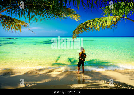 Silhouette reisenden Fotografen mit Rucksack stand in der Nähe des Strandes auf Hintergrund erstaunliche Natur Landschaft Stockfoto