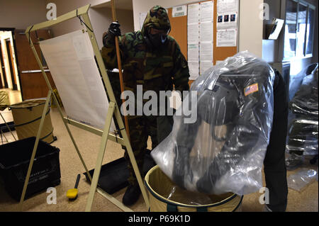 Us Air Force Senior Airman Cory Färbung, 14 Airlift Squadron Lademeister, nimmt Chemische, biologische, radiologische, nukleare, und explosive Stoffe Schutzkleidung für eine simulierte Dekontamination während Crescent Reach16 am Joint Base Charleston, S.C., 18. Mai 2016. Crescent Reach ist eine jährliche übung entworfen, um zu prüfen, und die gemeinsame Basis von Charleston, Fähigkeit zu mobilisieren und eine große Flugzeuge Ausbildung zusätzlich zu den Zug-, Prozess- und Bereitstellung von Fliegern und Fracht in Reaktion auf einen simulierten Krise im Ausland Start bewerten. (U.S. Air Force Foto von älteren Flieger Logan Carlson) Stockfoto