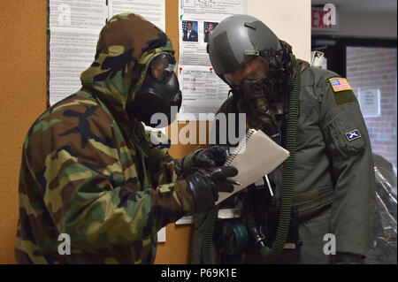 Us Air Force Senior Airman Cory Färbung, 14 Airlift Squadron Lademeister, erhält ein Briefing vor der Verarbeitung über eine simulierte Dekontamination während Crescent Reach16 am Joint Base Charleston, S.C., 18. Mai 2016. Crescent Reach ist eine jährliche übung entworfen, um zu prüfen, und die gemeinsame Basis von Charleston, Fähigkeit zu mobilisieren und eine große Flugzeuge Ausbildung zusätzlich zu den Zug-, Prozess- und Bereitstellung von Fliegern und Fracht in Reaktion auf einen simulierten Krise im Ausland Start bewerten. (U.S. Air Force Foto von älteren Flieger Logan Carlson) Stockfoto
