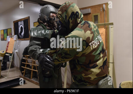 Us Air Force Senior Airman Cory Färbung, 14 Airlift Squadron Lademeister, Prozesse durch eine simulierte Dekontamination während Crescent Reach16 am Joint Base Charleston, S.C., 18. Mai 2016. Crescent Reach ist eine jährliche übung entworfen, um zu prüfen, und die gemeinsame Basis von Charleston, Fähigkeit zu mobilisieren und eine große Flugzeuge Ausbildung zusätzlich zu den Zug-, Prozess- und Bereitstellung von Fliegern und Fracht in Reaktion auf einen simulierten Krise im Ausland Start bewerten. (U.S. Air Force Foto von älteren Flieger Logan Carlson) Stockfoto