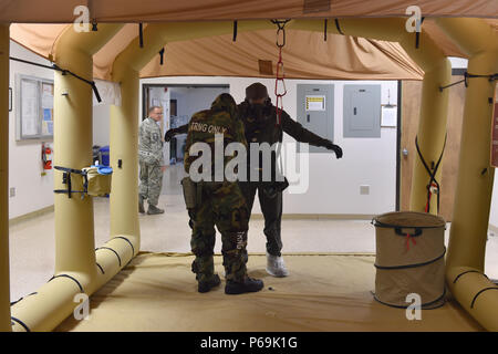 Us Air Force Senior Airman Cory Färbung, 14 Airlift Squadron Lademeister, Prozesse durch eine simulierte Dekontamination während Crescent Reach16 am Joint Base Charleston, S.C., 18. Mai 2016. Crescent Reach ist eine jährliche übung entworfen, um zu prüfen, und die gemeinsame Basis von Charleston, Fähigkeit zu mobilisieren und eine große Flugzeuge Ausbildung zusätzlich zu den Zug-, Prozess- und Bereitstellung von Fliegern und Fracht in Reaktion auf einen simulierten Krise im Ausland Start bewerten. (U.S. Air Force Foto von älteren Flieger Logan Carlson) Stockfoto