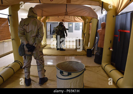 Us Air Force Senior Airman Cory Färbung, 14 Airlift Squadron Lademeister, Prozesse durch eine simulierte Dekontamination während Crescent Reach16 am Joint Base Charleston, S.C., 18. Mai 2016. Crescent Reach ist eine jährliche übung entworfen, um zu prüfen, und die gemeinsame Basis von Charleston, Fähigkeit zu mobilisieren und eine große Flugzeuge Ausbildung zusätzlich zu den Zug-, Prozess- und Bereitstellung von Fliegern und Fracht in Reaktion auf einen simulierten Krise im Ausland Start bewerten. (U.S. Air Force Foto von älteren Flieger Logan Carlson) Stockfoto