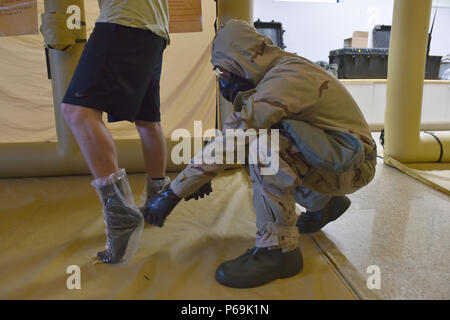 Us Air Force Senior Airman Tyler Wiggs, 437 Operation Support Squadron aircrew Flug Ausrüstung Lehrling, verwendet eine gemeinsame Chemical Agent Detector für Verschmutzungen an älteren Flieger Cory Farbstoff zu prüfen, 14 Airlift Squadron Lademeister, nach der Verarbeitung durch einen simulierten Dekontamination während Crescent Reach16 am Joint Base Charleston, S.C., 18. Mai 2016. Crescent Reach ist eine jährliche übung entworfen, um zu prüfen, und die gemeinsame Basis von Charleston, Fähigkeit zu mobilisieren und eine große Flugzeuge Ausbildung zusätzlich zu den Zug-, Prozess- und Bereitstellung von Fliegern und Fracht in Reaktion auf eine simulierte cr Einführung bewerten Stockfoto