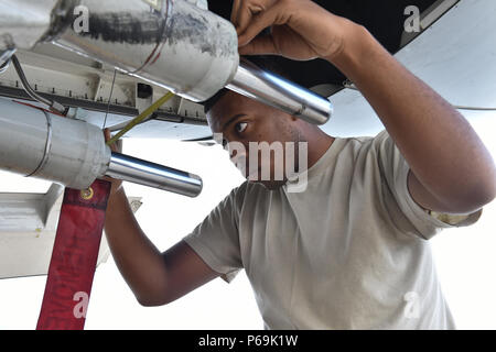 Us Air Force Airman 1st Class Billy Krocket, 437Th Aircraft Maintenance Squadron aerospace Wartung Facharbeiter, führt pre-Flüge auf Fahrwerk auf einem C-17 Globemaster III während Crescent Reach16 am Joint Base Charleston, S.C., 24. Mai 2016. Crescent Reach ist eine jährliche übung entworfen, um zu prüfen, und die gemeinsame Basis von Charleston, Fähigkeit zu mobilisieren und eine große Flugzeuge Ausbildung zusätzlich zu den Zug-, Prozess- und Bereitstellung von Fliegern und Fracht in Reaktion auf einen simulierten Krise im Ausland Start bewerten. (U.S. Air Force Foto von älteren Flieger Logan Carlson) Stockfoto