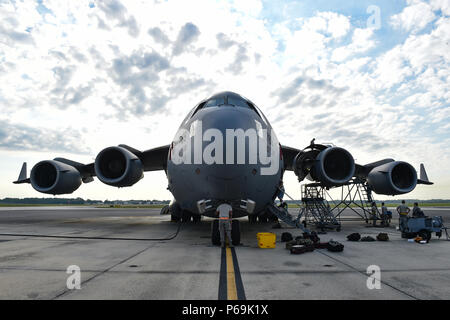 Us Air Force Piloten der 437th Aircraft Maintenance Squadron werden vor der Flüge auf einer C-17 Globemaster III während Crescent Reach16 am Joint Base Charleston, S.C., 24. Mai 2016. Crescent Reach ist eine jährliche übung entworfen, um zu prüfen, und die gemeinsame Basis von Charleston, Fähigkeit zu mobilisieren und eine große Flugzeuge Ausbildung zusätzlich zu den Zug-, Prozess- und Bereitstellung von Fliegern und Fracht in Reaktion auf einen simulierten Krise im Ausland Start bewerten. (U.S. Air Force Foto von älteren Flieger Logan Carlson) Stockfoto